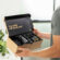 Athlet hält Manscaped Performance Package in der Hand